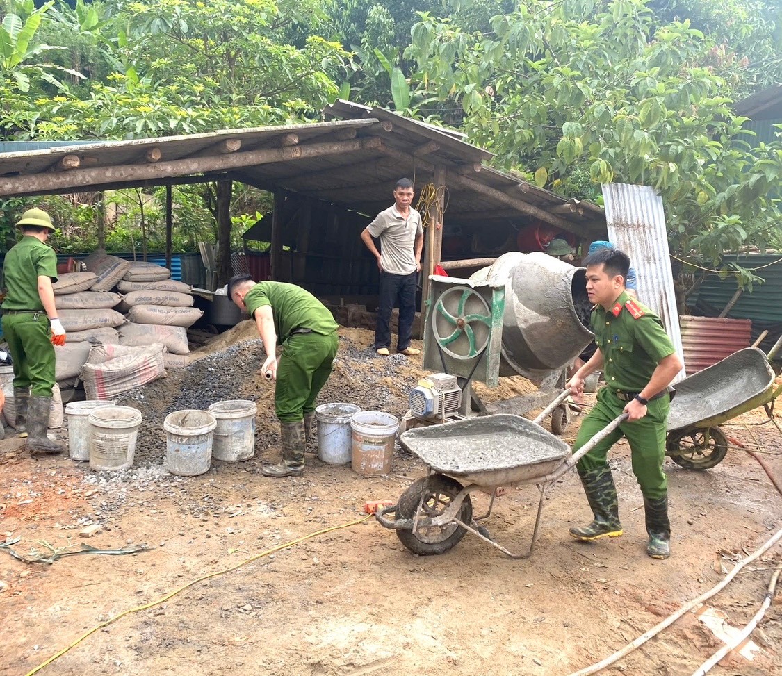 Công an xã Bát Xát tích cực đóng góp ngày công giúp đỡ gia đình ông Pon Văn Soang xây dựng nhà ở. z6810782640194-1cc8c41f07598c42620b631e7737626d.jpg