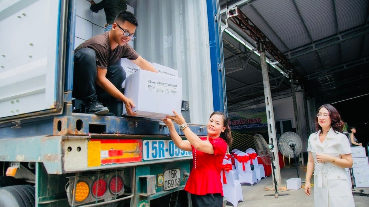 Chị Lâm Thị Kim Thoa gửi hàng xuất khẩu sang Vương quốc Anh. unnamed-360.jpg