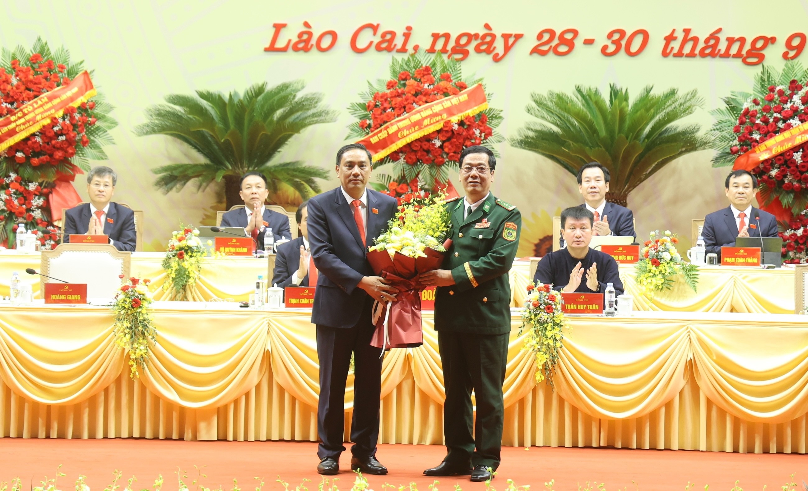 Thay mặt Đoàn Chủ tịch, đồng chí Hoàng Giang, Phó Bí thư Thường trực Tỉnh ủy tặng hoa đồng chí Nguyễn Phi Khanh. z7064463528994-b78568dec308e58cd595a94724d7c217.jpg