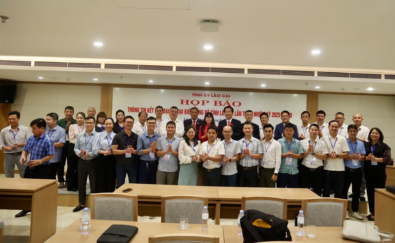 Các đồng chí lãnh đạo tỉnh và đại diện các cơ quan báo chí Trung ương và địa phương chụp ảnh lưu niệm tại buổi họp báo. z7065119167188-adaae20d521f4cd250646a41b1996d5a.jpg