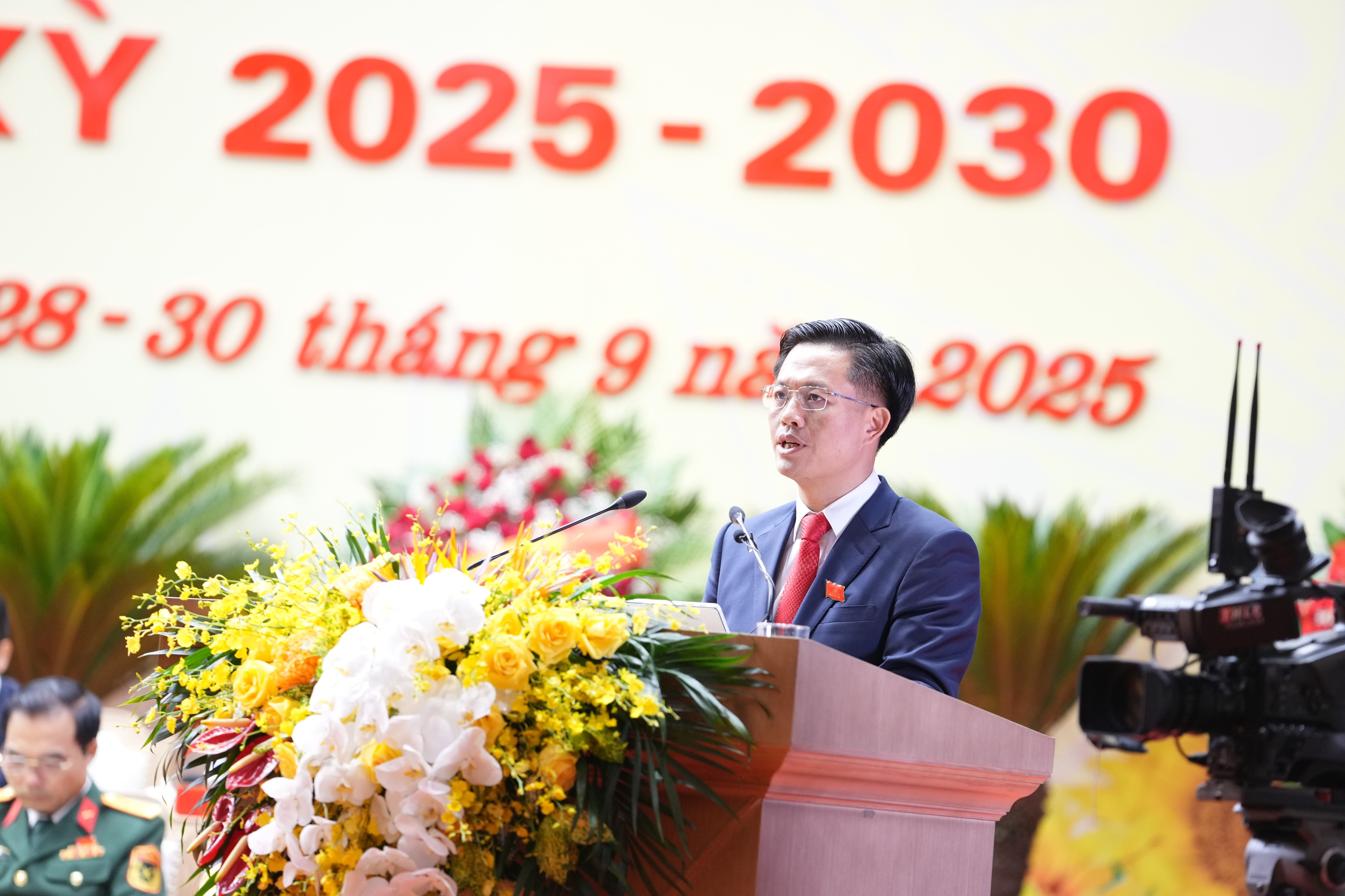 Đồng chí Hoàng Quốc Bảo, Bí thư Đảng ủy xã Bảo Yên, Thư ký Đại hội trình bày Dự thảo Nghị quyết Đại hội. z7064568134759-a35e2ce0f53ed6e7d5abc2991cb532e7.jpg