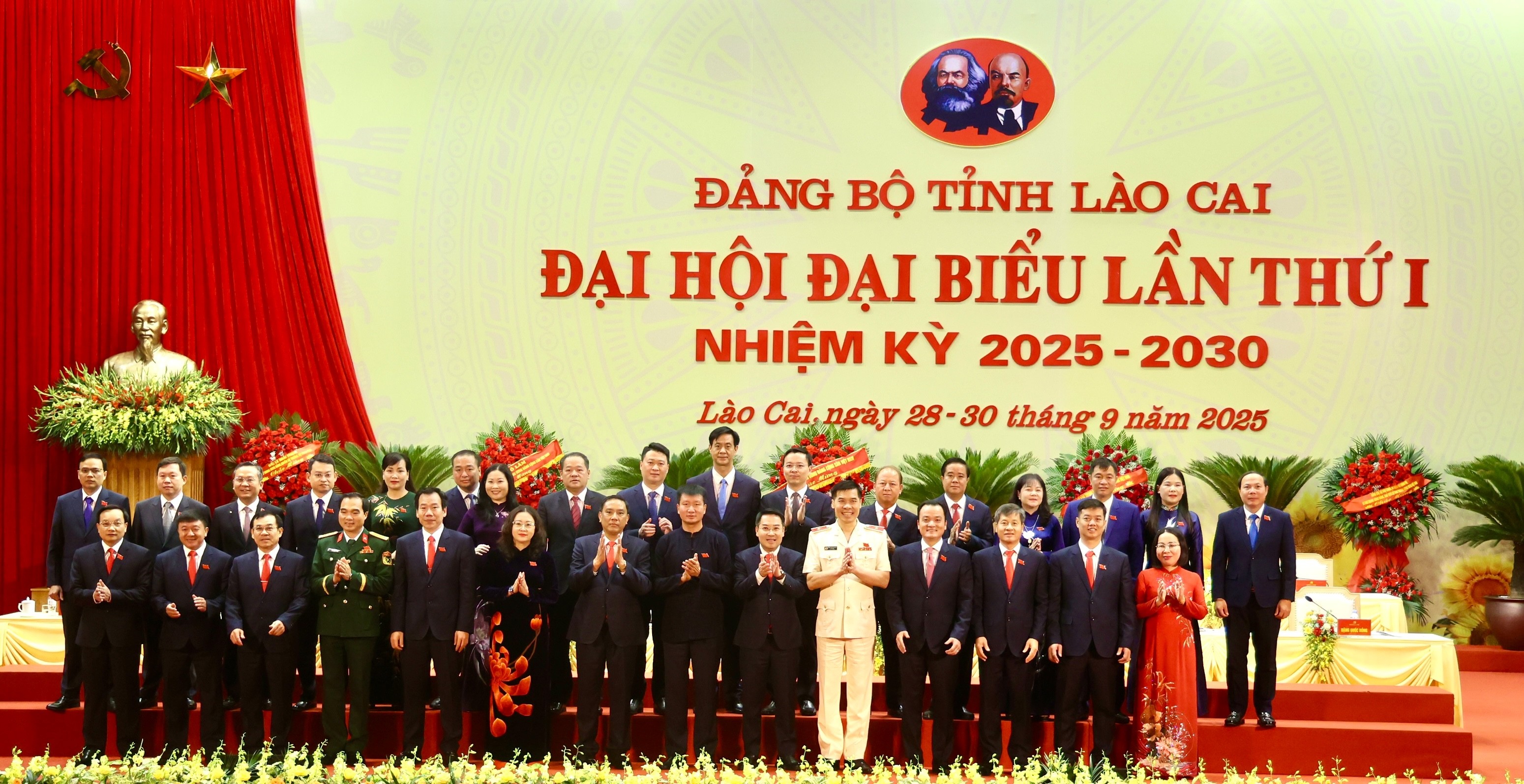 32 đại biểu chính thức và 2 đại biểu dự khuyết dự Đại hội cấp trên ra mắt Đại hội z7064463516275-4609e0d07442e260c514585068bfb3f1.jpg