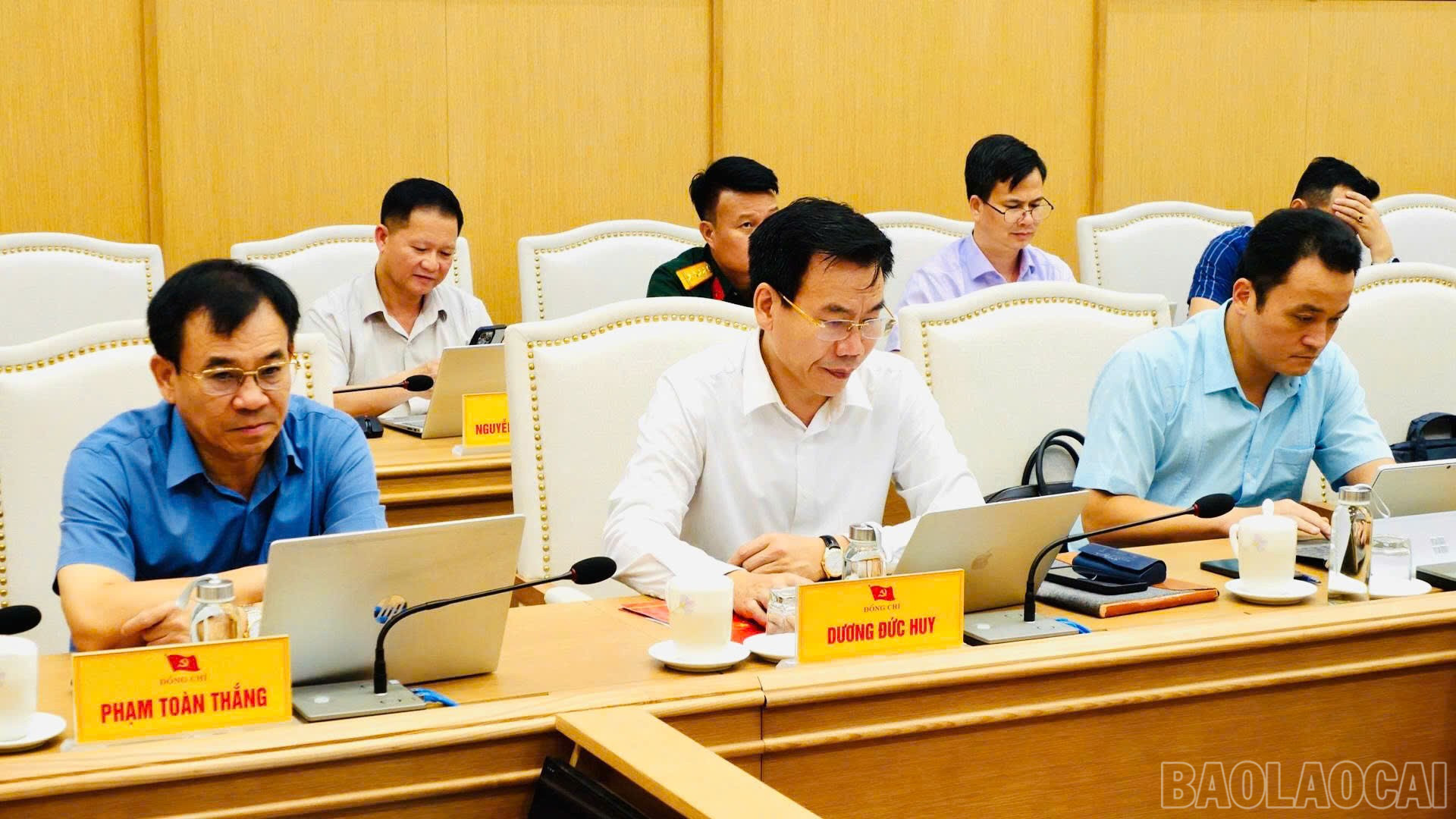 Các đại biểu tỉnh Lào Cai tham dự phiên họp. baolaocai-br_z7118314170795-5ab9d5f67e4519b71686cb0313d8a799.jpg