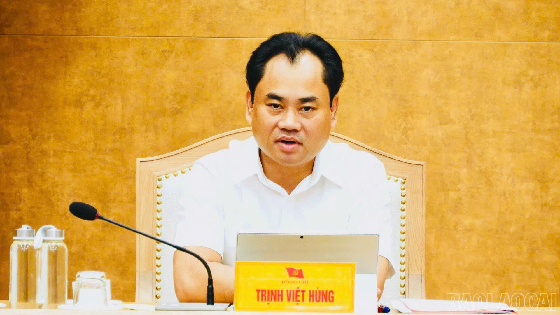 Đồng chí Trịnh Việt Hùng - Ủy viên dự khuyết Ban Chấp hành Trung ương Đảng, Bí thư Tỉnh ủy, Chủ tịch HĐND tỉnh chủ trì phiên họp tại điểm cầu Lào Cai. baolaocai-br_z7118314179904-a04a4aec163037942a2158d84c6d4e41.jpg