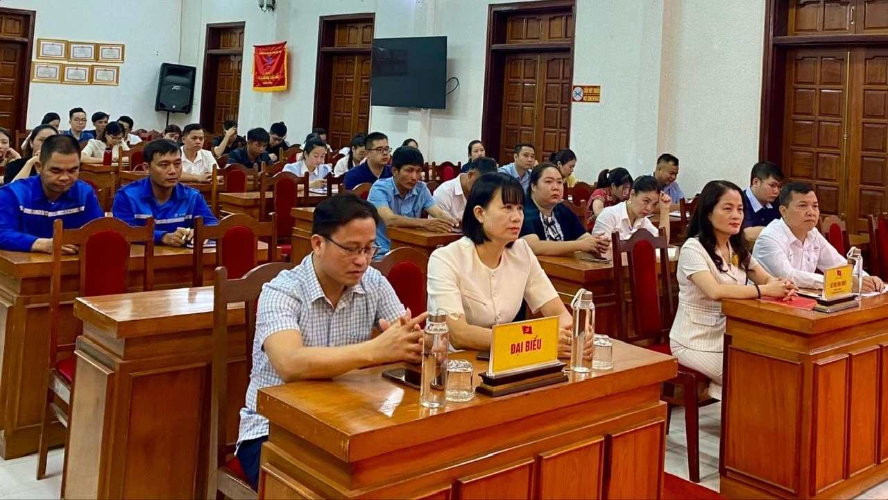 Đại biểu dự lễ khai giảng.