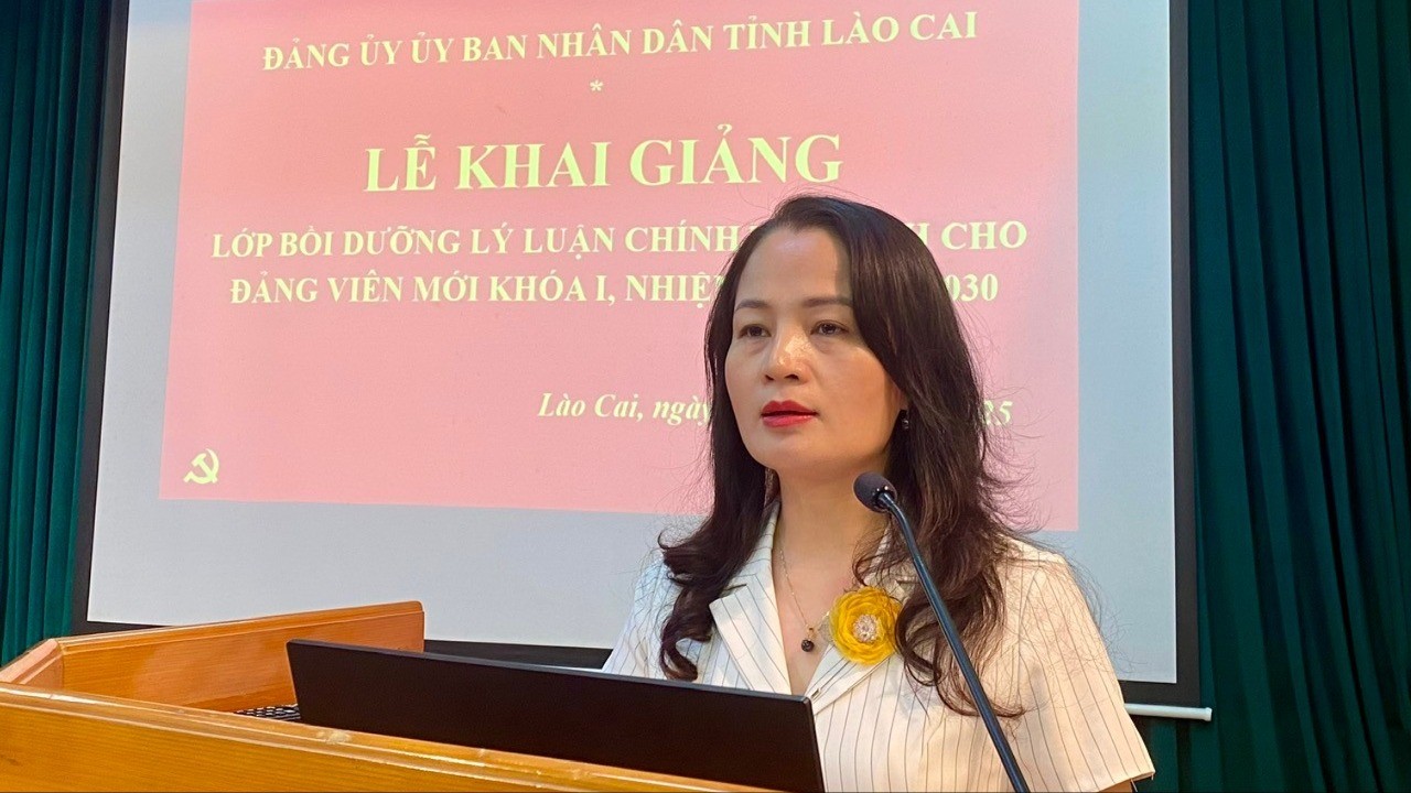 Đồng chí Lê Thị Thu Thủy - Phó Bí thư Đảng ủy UBND tỉnh phát biểu khai giảng lớp bồi dưỡng lý luận chính trị cho đảng mới. z7026831789407-1cbce5b2a88a9ae1746051e7cb20588f-1853.jpg