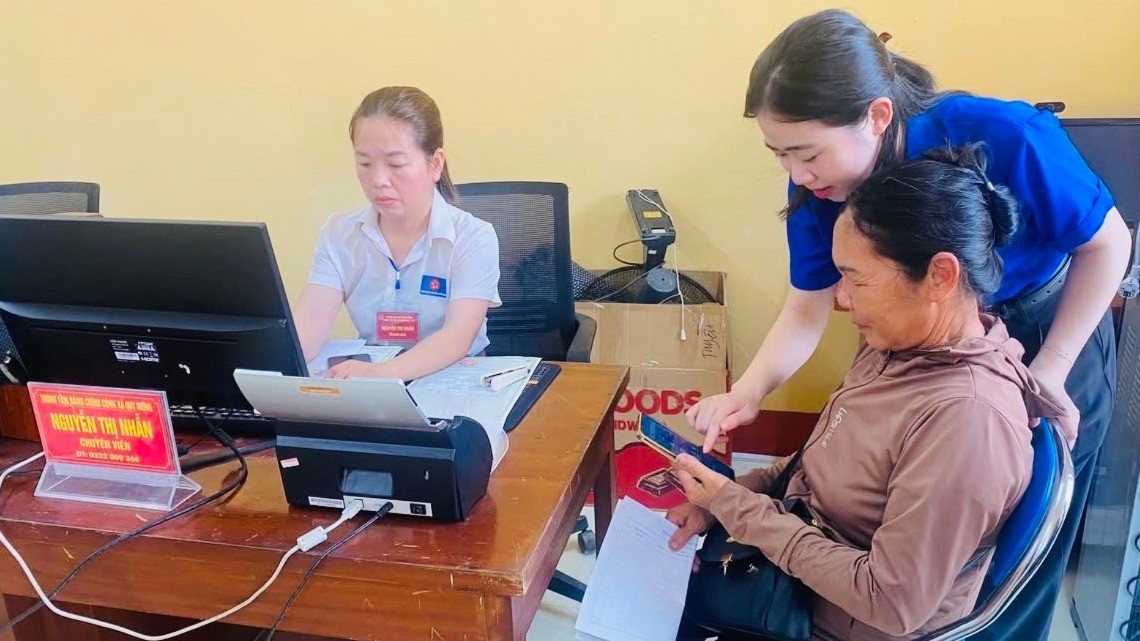Đoàn viên xã Quy Mông hỗ trợ người dân tiếp cận công nghệ số. z6875042234673-0b17aacd77b3255c6550643de257f3ac-2227.jpg