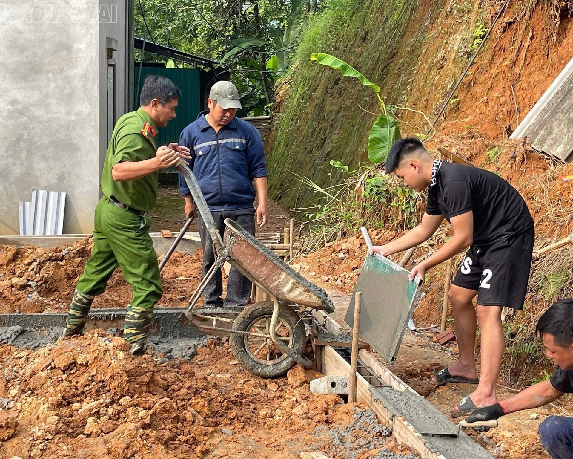 Cán bộ Công an xã Bát Xát giúp gia đình ông Pon Văn Soang đổ móng nhà. baolaocai-tl_z6810782936226-bc7d9ee109c9a44f25b5a8d6caa1bcac.jpg