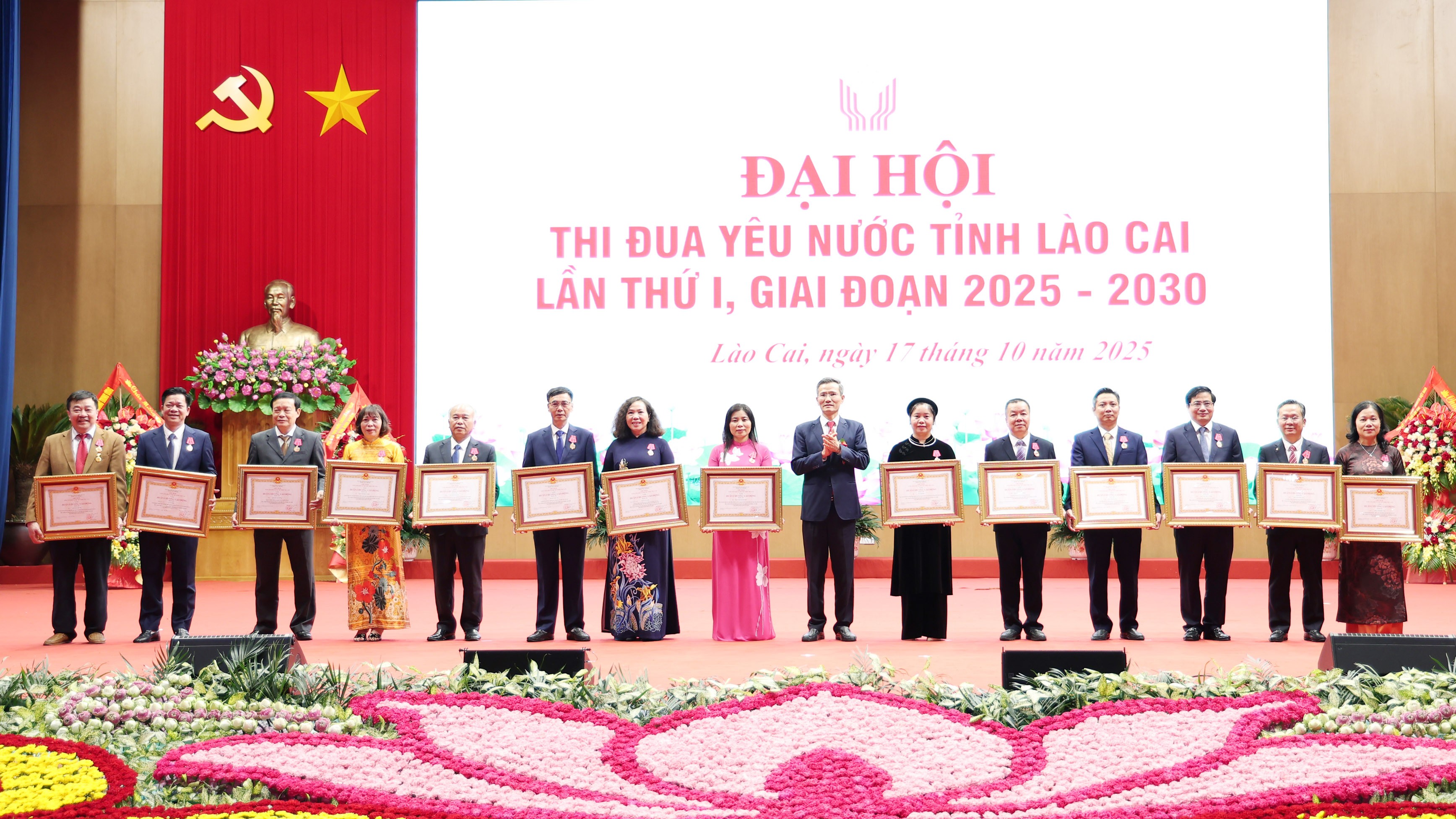 Thừa ủy quyền của Chủ tịch nước, đồng chí Cao Huy - Thứ trưởng Bộ Nội vụ trao Huân chương Lao động hạng Ba cho các cá nhân. img-6180.jpg
