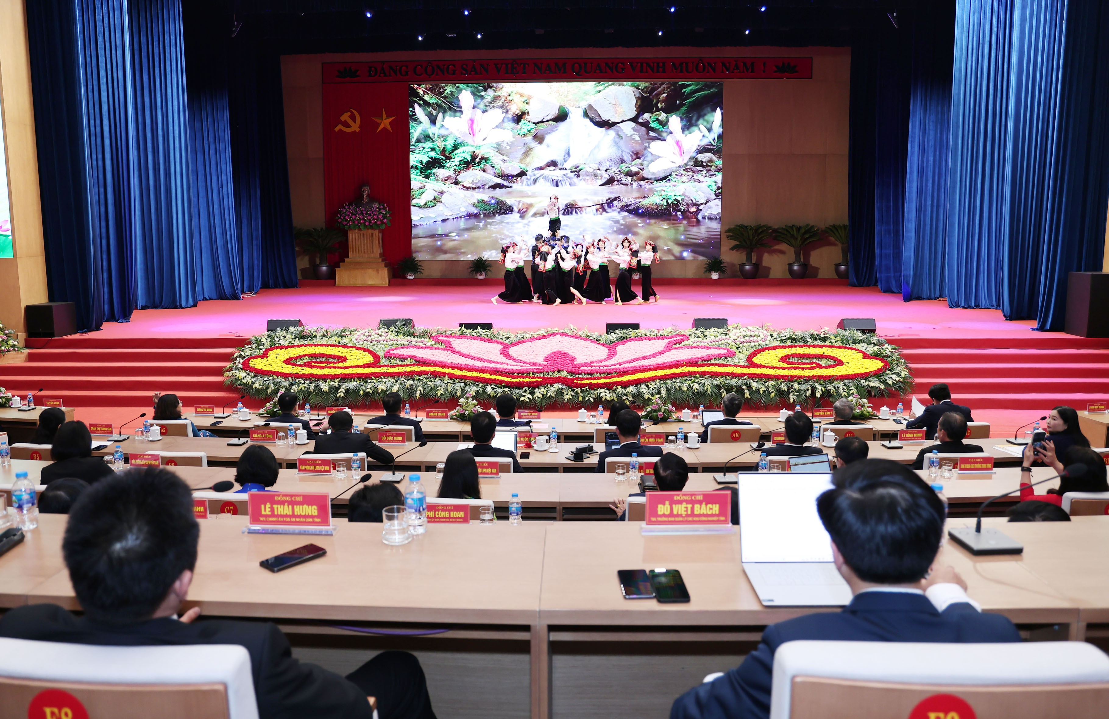 Biểu diễn văn nghệ chào mừng đại hội. img-5881.jpg