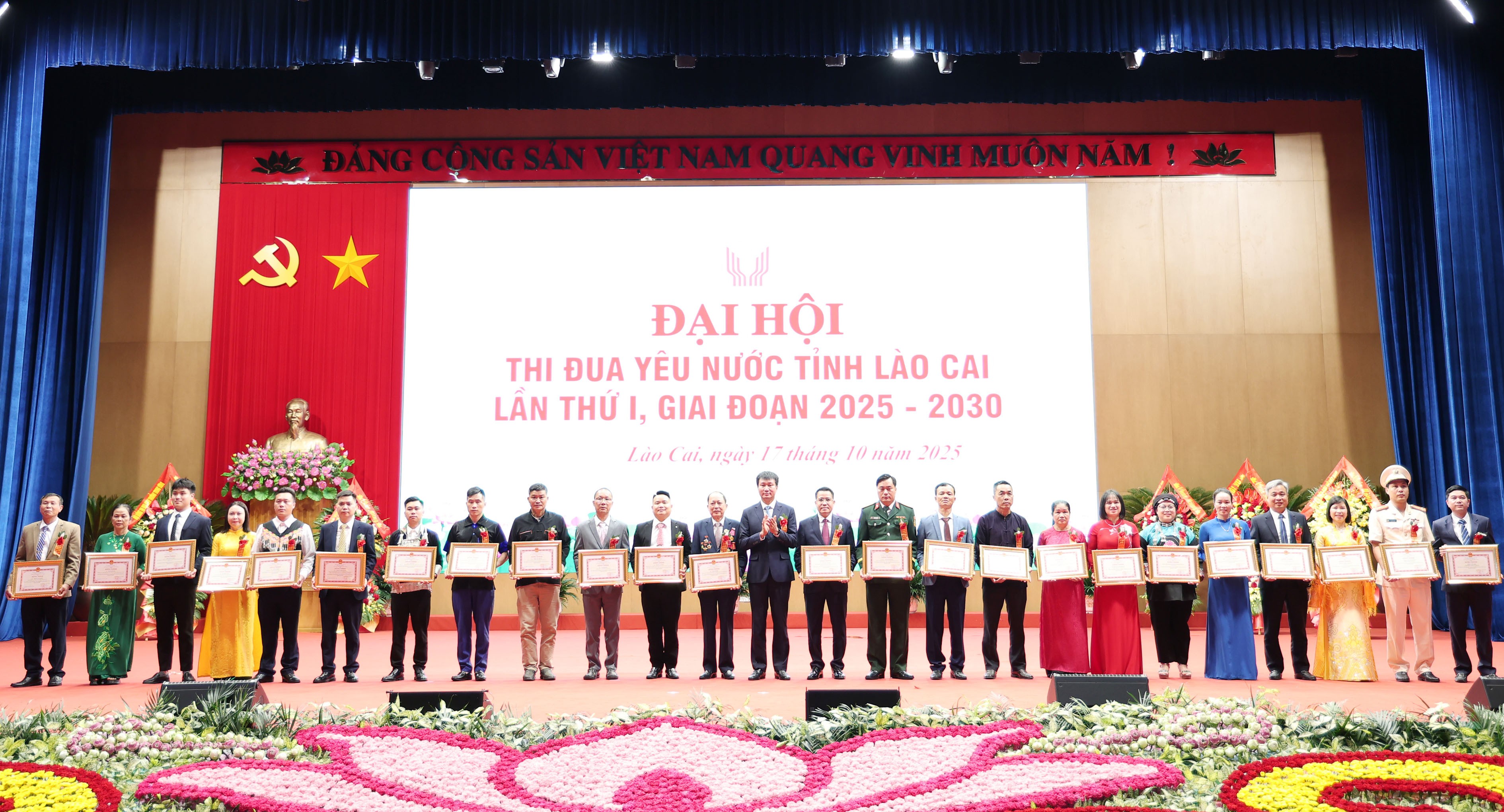 Đồng chí Trần Huy Tuấn - Phó Bí thư Tỉnh ủy, Chủ tịch UBND tỉnh và đồng chí Ngô Hạnh Phúc - Ủy viên BTV Tỉnh ủy, Phó Chủ tịch UBND tỉnh trao Bằng khen của Chủ tịch UBND tỉnh cho các tập thể, cá nhân điển hình tiên tiến xuất sắc tiêu biểu. img-6268.jpg