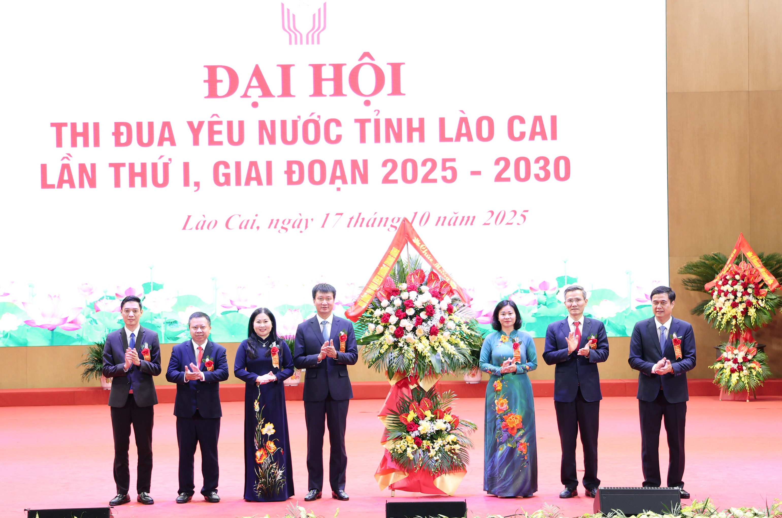 Đồng chí Nguyễn Thị Tuyến tặng hoa chúc mừng đại hội. img-5943-1.jpg