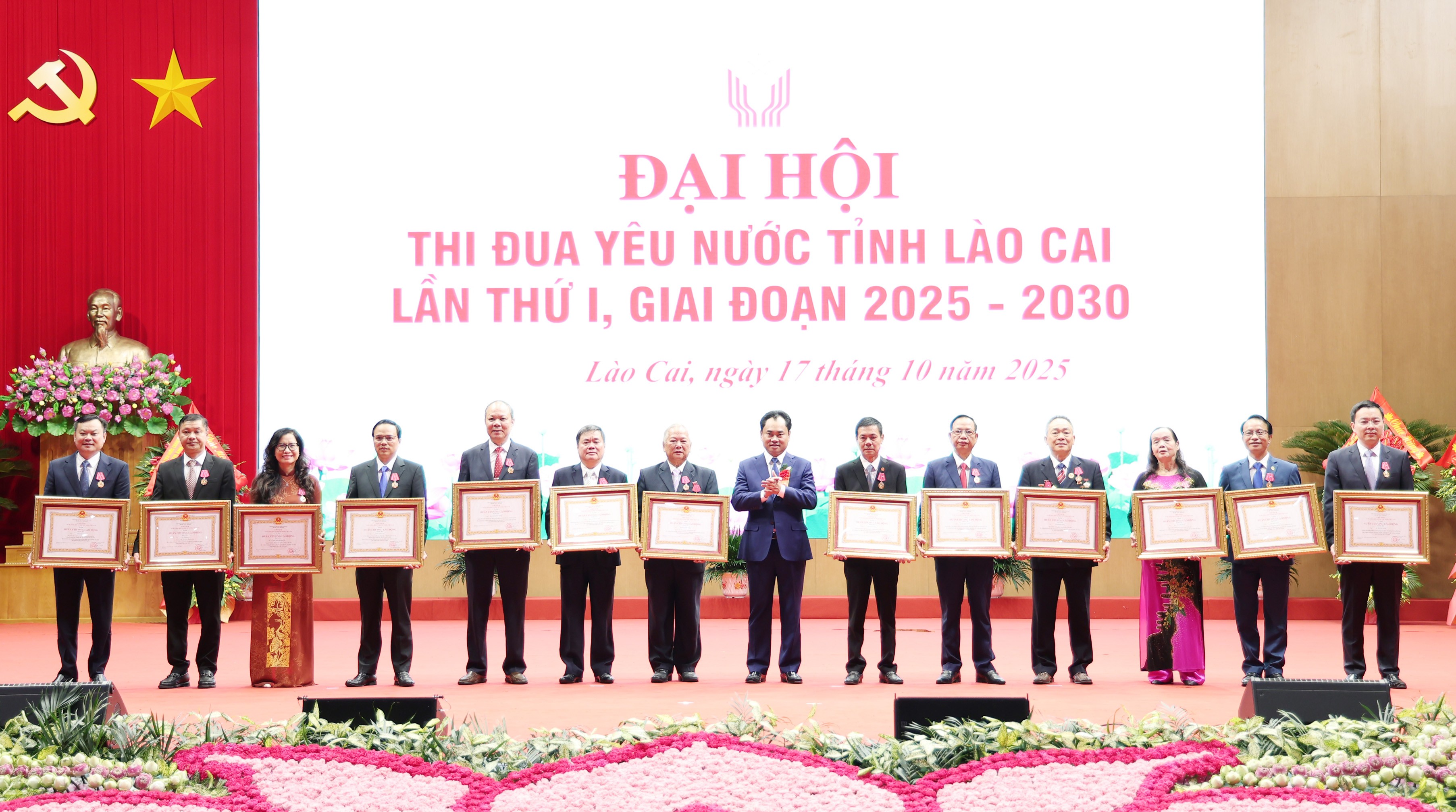 Đồng chí Trịnh Việt Hùng - Ủy viên Dự khuyết BCH Trung ương Đảng, Bí thư Tỉnh ủy, Chủ tịch HĐND tỉnh trao Huân chương Lao động hạng Ba cho các cá nhân. img-6114.jpg