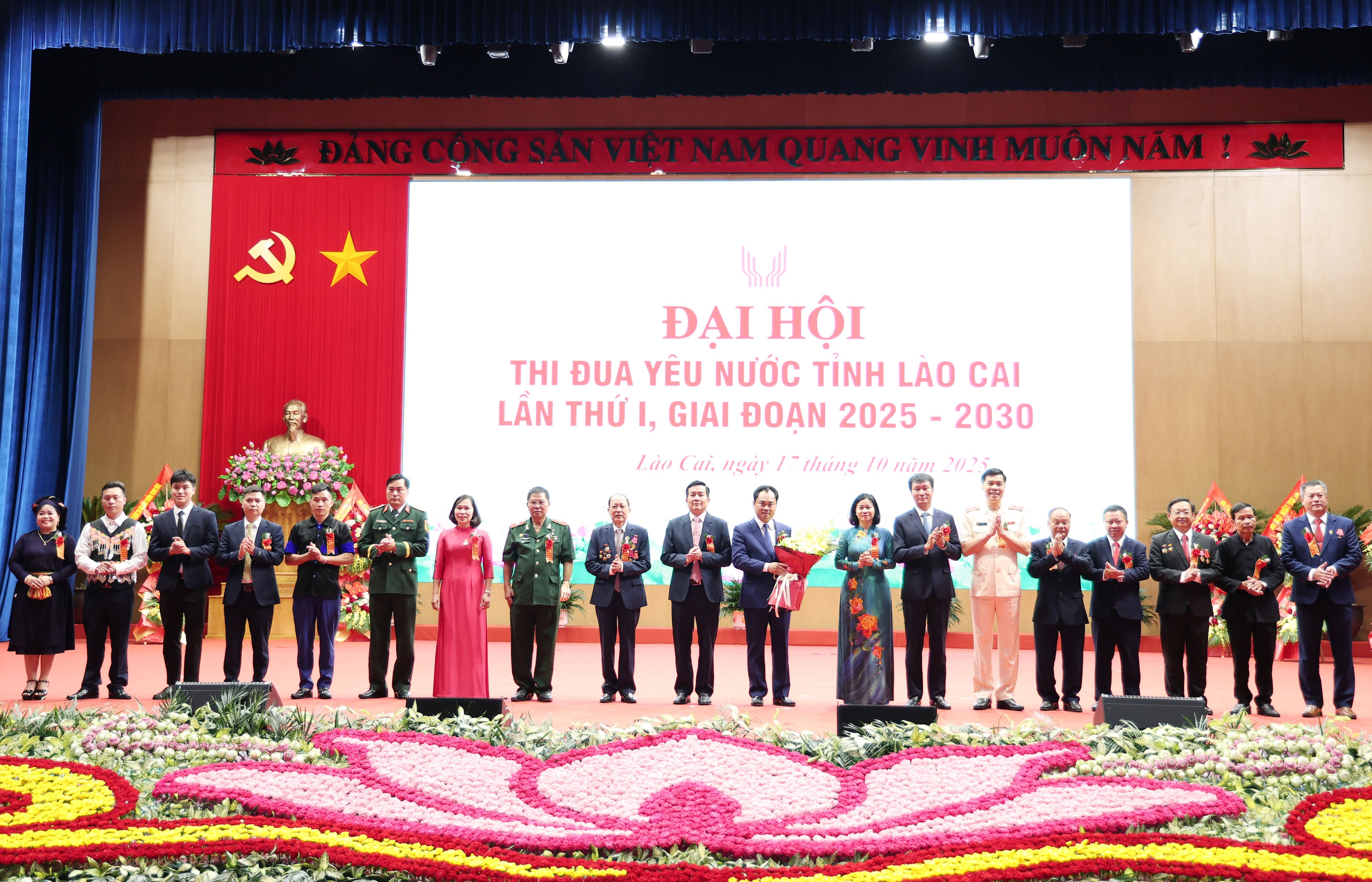 Đồng chí Nguyễn Thị Tuyến tặng hoa chúc mừng các đồng chí đi dự đại hội cấp trên. img-6299.jpg