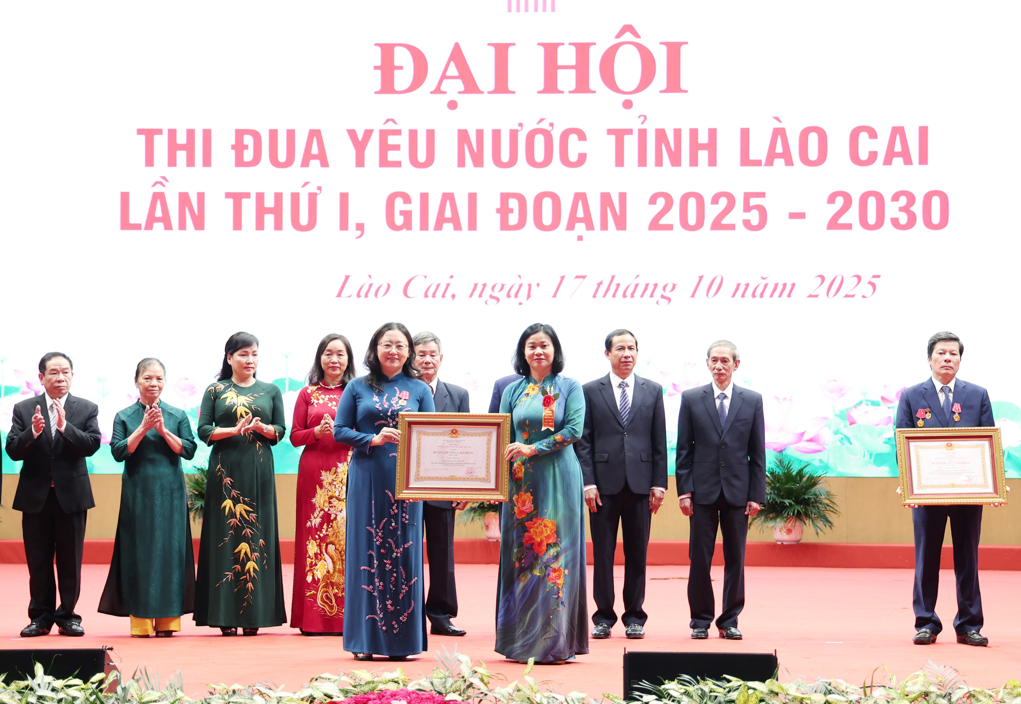 Thừa ủy quyền của Chủ tịch nước, đồng chí Nguyễn Thị Tuyến trao Huân chương Lao động hạng Nhì cho đồng chí Giàng Thị Dung - Phó Bí thư Tỉnh ủy, Chủ tịch Ủy ban Mặt trận Tổ quốc Việt Nam tỉnh. img-5992.jpg