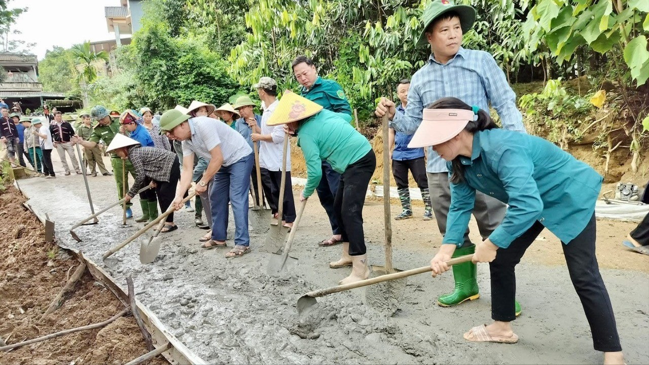 Nhân dân xã Châu Quế chung sức làm đường giao thông nông thôn. z7138646845244-191b8bf42007f94d08c0d4bc9551f6ed-9961.jpg