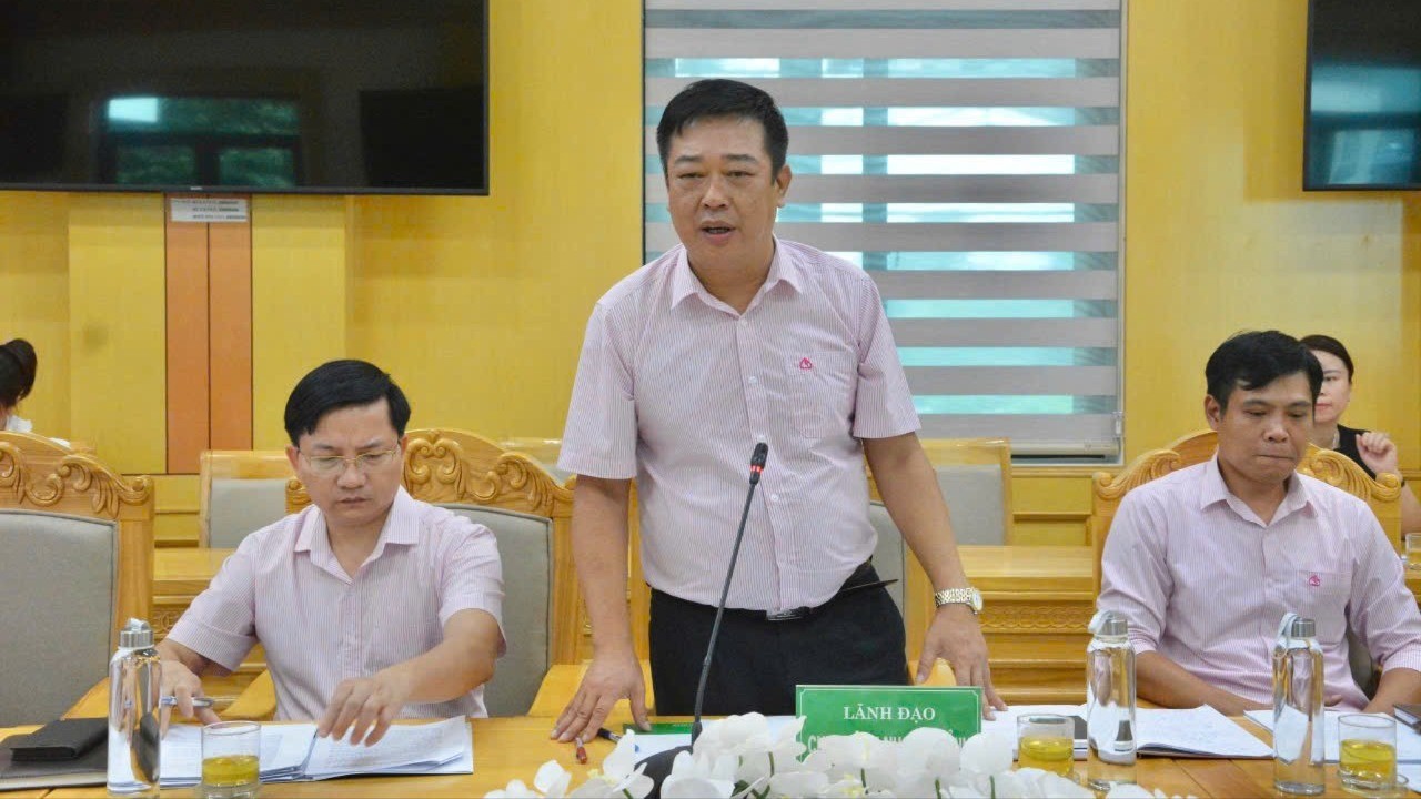 Ông Trần Quang Sơn, Giám đốc Chi nhánh Ngân hàng Chính sách xã hội tỉnh Lào Cai phát biểu tại Hội nghị. z6787087234705-2cd40442619824bf4213edc1f39c221a-4955.jpg