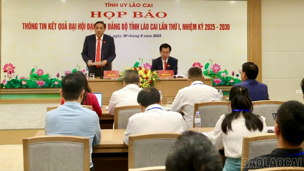 Đồng chí Hoàng Giang – Phó Bí thư Thường trực Tỉnh ủy phát biểu tại buổi họp báo. baolaocai-br_br-z7065110550216-3a9678b8c01308e5f81489666d92c514.jpg