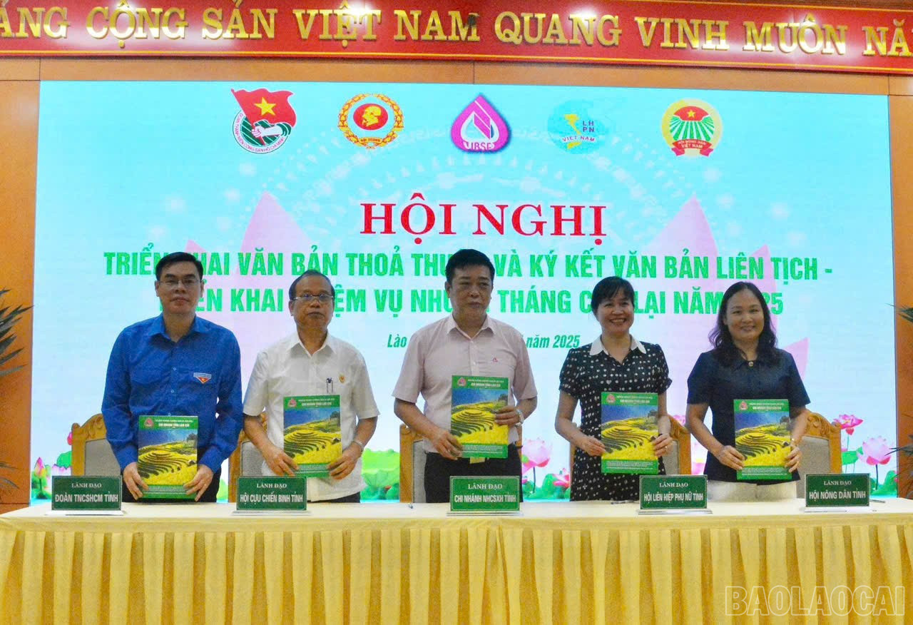 Chi nhánh Ngân hàng Chính sách xã hội tỉnh Lào Cai và các tổ chức chính trị - xã hội tỉnh ký kết văn bản liên tịch về việc thực hiện ủy thác cho vay hộ nghèo và các đối tượng chính sách. baolaocai-br_z6787093671641-de2cd29a847a4d4c95d61a172d2e771d.jpg
