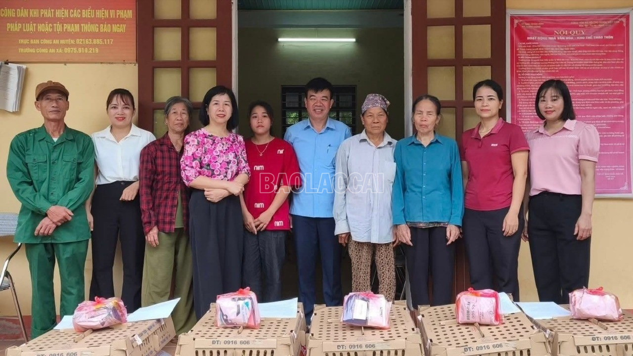Trung tâm Hỗ trợ Phát triển Cộng đồng (SUDECOM) hỗ trợ con giống cho các hộ có hoàn cảnh khó khăn ở xã Yên Bình. baolaocai-c_z7111734238706-1dc917778b3e4dd5135dddd8196e6f7f-1894.jpg