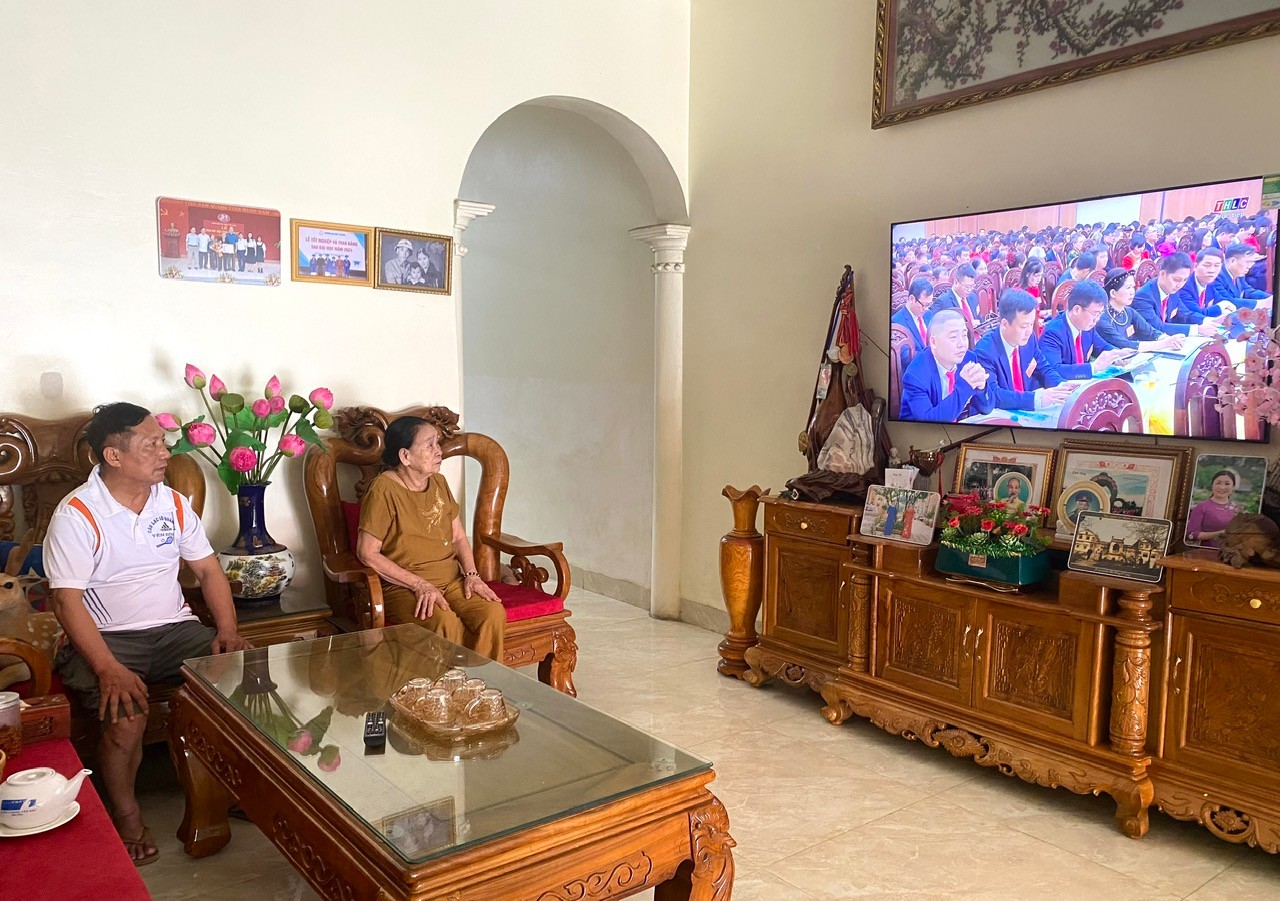 Người dân xã Yên Bình đặc biệt quan tâm theo dõi tiến trình tổ chức Đại hội Đảng bộ xã Yên Bình. z6825376379122-637ccead170d3f4251b856e1258a173c.jpg