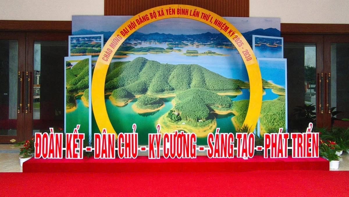 Chủ đề đại hội được nêu bật ngay tại Hội trường Trung tâm Truyền thông – Văn hóa xã Yên Bình - nơi diễn ra đại hội. z6825392016859-d1822d6facad5d8a7dbe114d129548bd.jpg