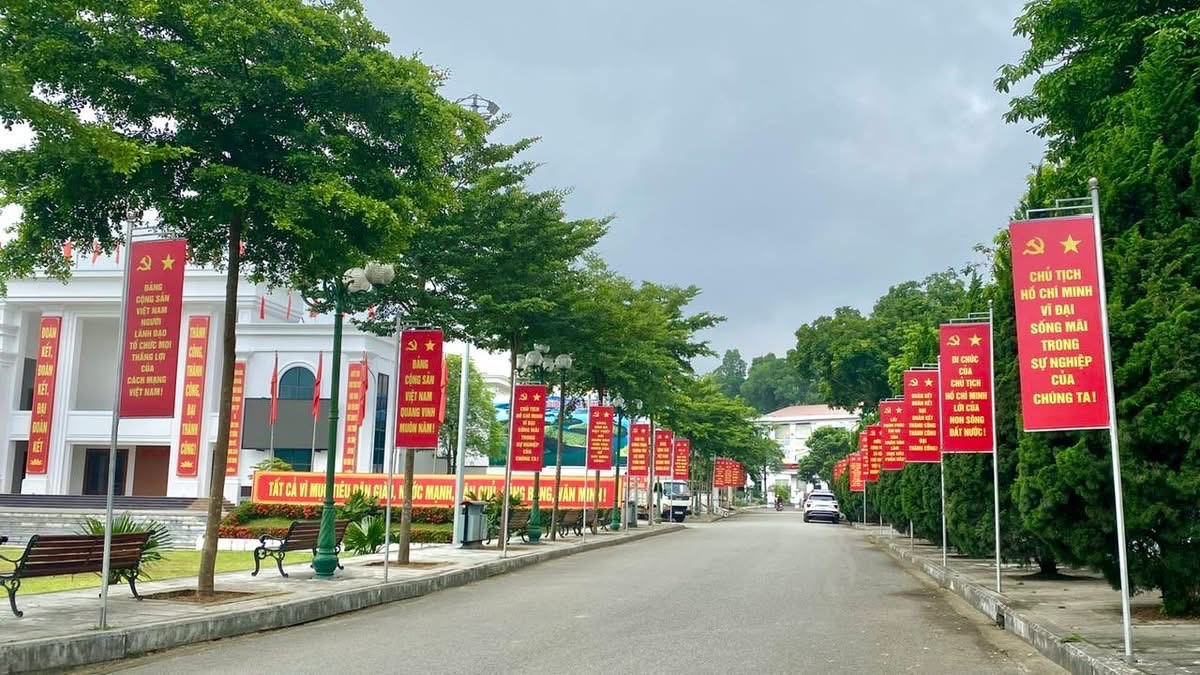 Các tuyến đường của xã Yên Bình rực rỡ cờ hoa, pano, khẩu hiệu chào mừng đại hội. z6822969554934-79335335cf4d4786d45b262b45de052a.jpg
