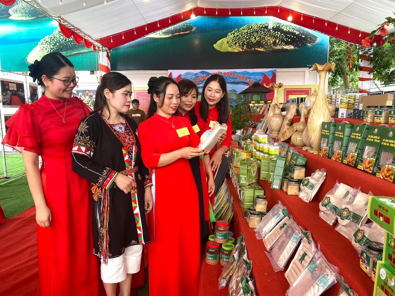 Các đại biểu tham quan gian hàng trưng bày, giới thiệu sản phẩm OCOP của xã Yên Bình. z6825379486790-5a526a3eb93bd57018b240882d03c2e6.jpg
