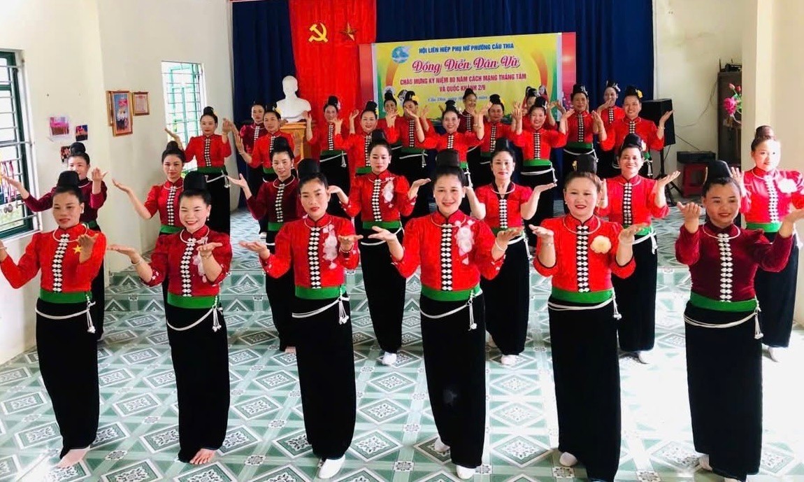 Các hoạt động văn hóa, văn nghệ lan tỏa rộng khắp, tạo khí thế thi đua sôi nổi hướng tới Ngày hội Đại đoàn kết toàn dân (Trong ảnh: Phụ nữ phường Cầu Thia biểu diễn văn nghệ). z7129555603293-44582734f7c097baf58358d68898103b.jpg