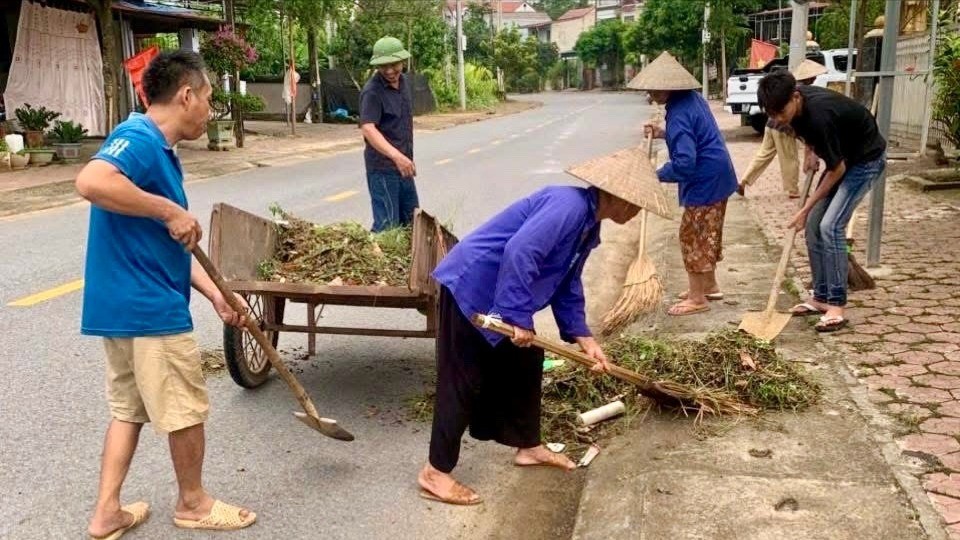 Nhân dân xã Trấn Yên tích cực vệ sinh môi trường sống "sáng - xanh - sạch - đẹp". z7129563078872-b91d43e76967e275d877500fd5d86f1f-6528.jpg