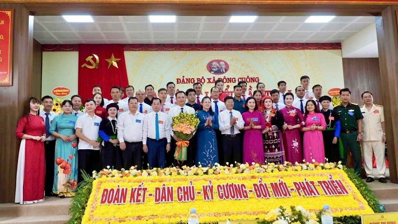 Ban Chấp hành Đảng bộ xã Đông Cuông nhiệm kỳ 2025 - 2030 ra mắt Đại hội.