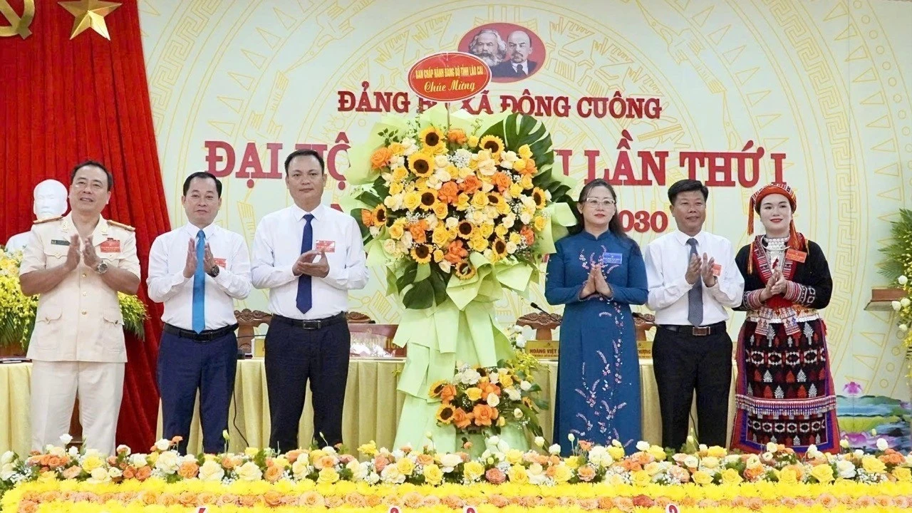 Đồng chí Giàng Thị Dung, Phó Bí thư Tỉnh ủy, Chủ tịch Ủy ban Mặt trận Tổ quốc Việt Nam tỉnh tặng hoa chúc mừng Đại hội.