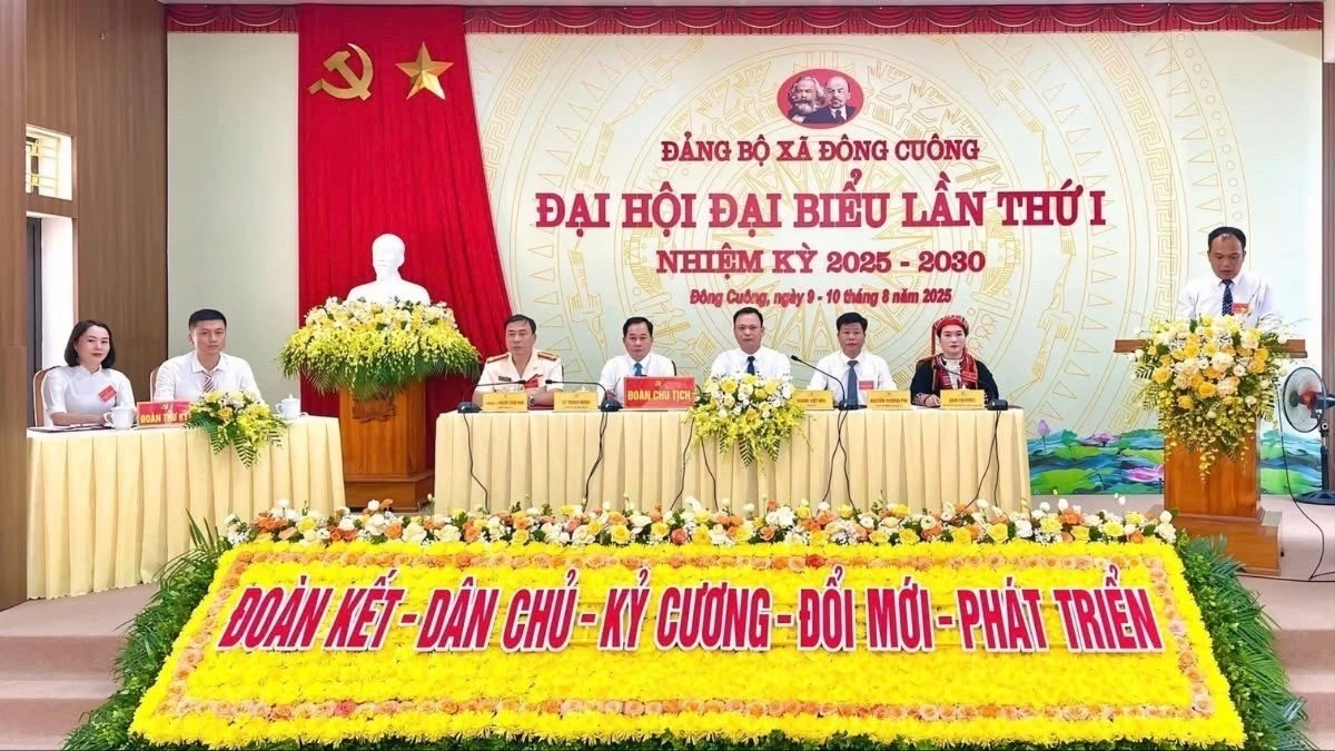 Đoàn Chủ tịch Đại hội.