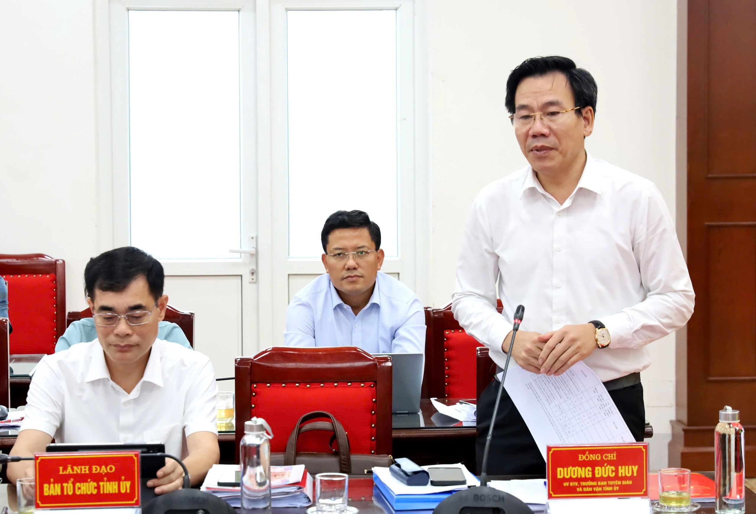 Đồng chí Dương Đức Huy, UVBTVTU, Trưởng Ban Tuyên giáo và Dân vận Tỉnh ủy phát biểu tại buổi làm việc. z6784256673247-90cd81b2dd68a5fa1dff1b14aeea8848.jpg