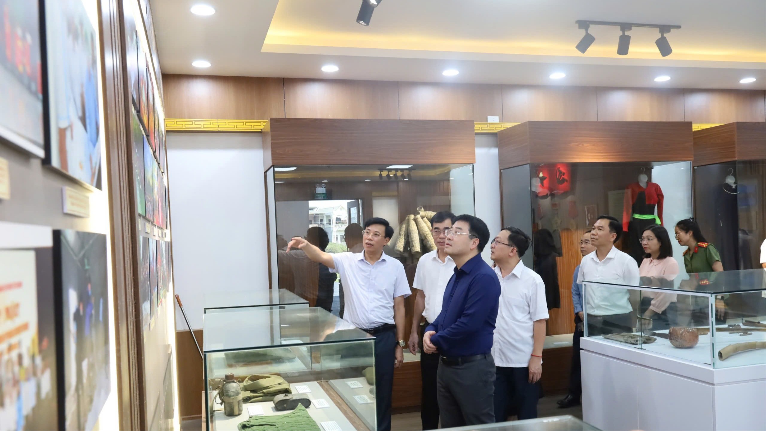 Đồng chí Phó Bí thư Tỉnh ủy Nguyễn Tuấn Anh và tổ công tác kiểm tra các địa điểm phục vụ tổ chức Đại hội Đảng bộ xã Yên Bình. z6783985368611-53ed0bd6701c6994b9f979b11f427496-2936.jpg