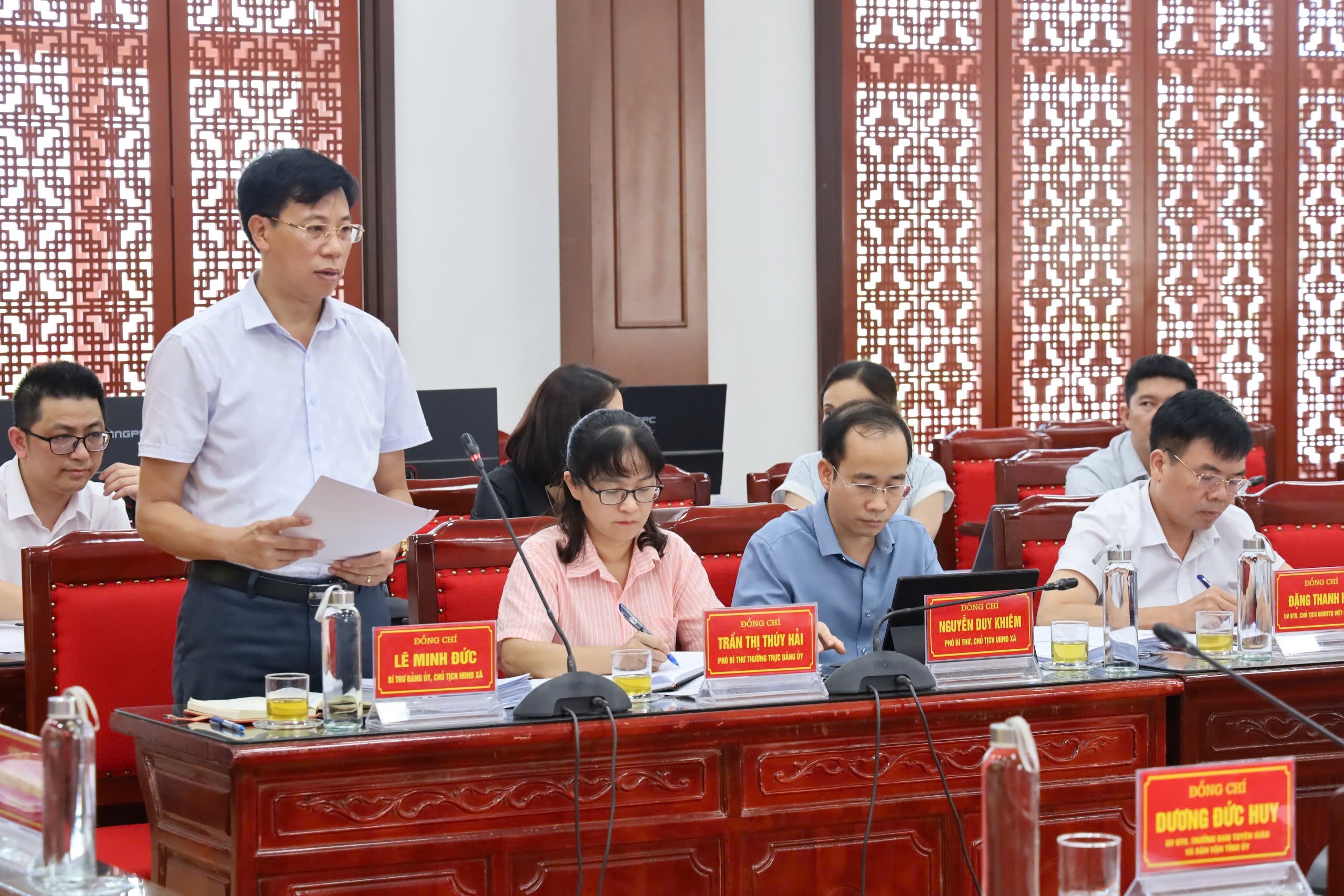 Đồng chí Lê Minh Đức báo cáo tại buổi làm việc. z6783986946605-57dd9232522228823436e270a224fd9f.jpg