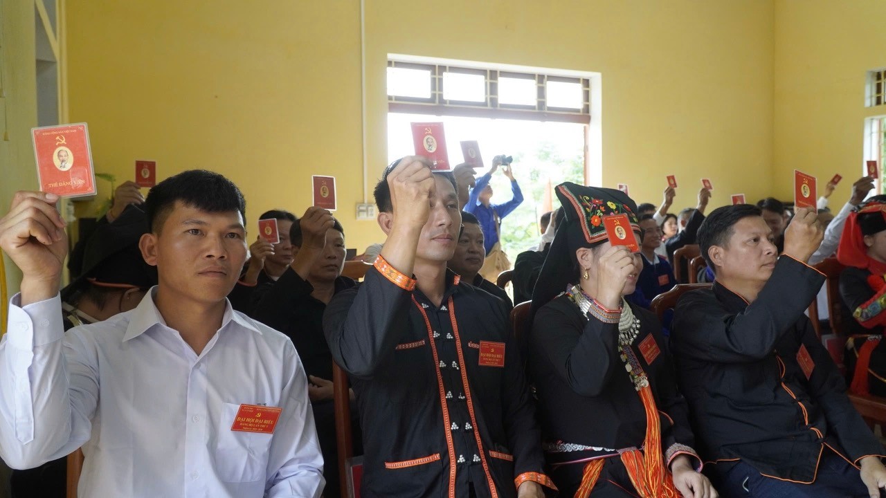 Đại biểu biểu quyết thông qua Nghị quyết Đại hội. Đại biểu biểu quyết thông qua Nghị quyết Đại hội.