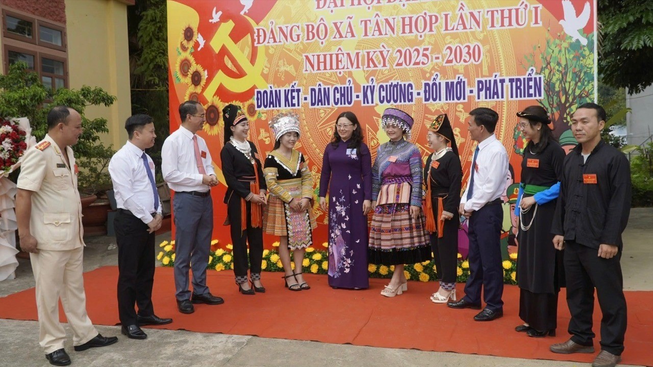 Đồng chí Giàng Thị Dung, Phó Bí thư Tỉnh ủy, Chủ tịch Ủy ban Mặt trận Tổ quốc Việt Nam trao đổi với các đại biểu bên lề đại hội. Đồng chí Giàng Thị Dung, Phó Bí thư Tỉnh ủy, Chủ tịch Ủy ban Mặt trận Tổ quốc Việt Nam trao đổi với các đại biểu bên lề đại hội.