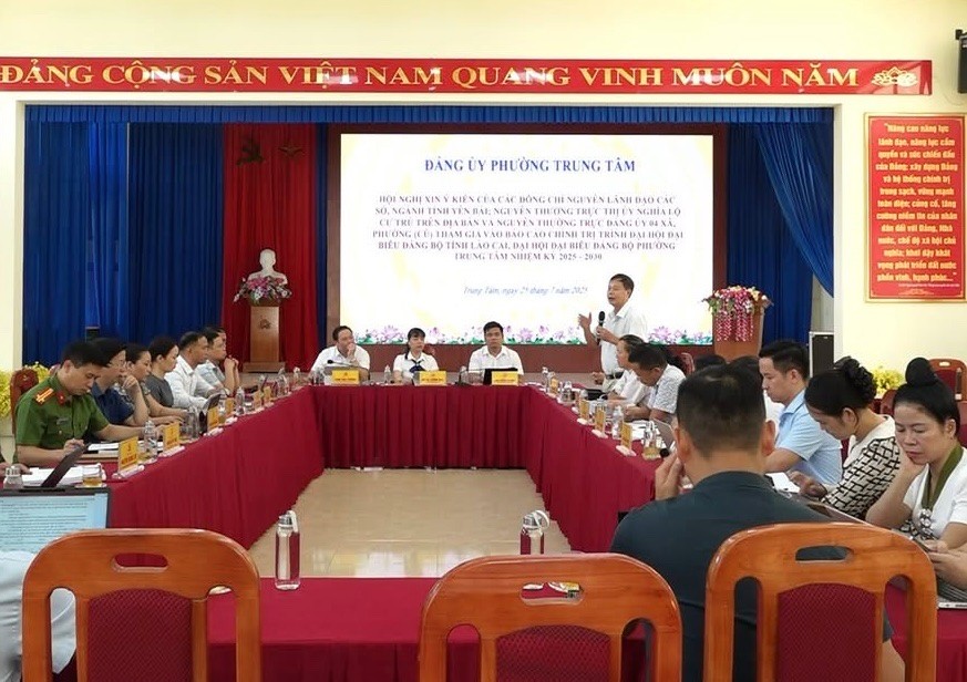 Đảng ủy phường Trung tâm tổ chức lấy ý kiến cán bộ, đảng viên tham gia góp ý vào Dự thảo Văn kiện Đại hội Đảng bộ tỉnh. z6855738841219-a17f6d20865e01d8afbd02323726c4eb.jpg