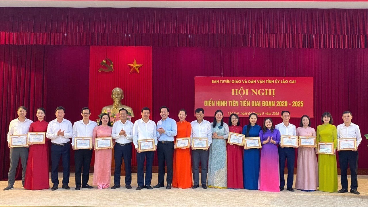 Các đồng chí lãnh đạo Ban Tuyên giáo và Dân vận Tỉnh ủy chụp ảnh lưu niệm cùng các tập thể, cá nhân được khen thưởng. z6976758766743-efeaef02e630a5b653eb012f39ee06e2-4750.jpg