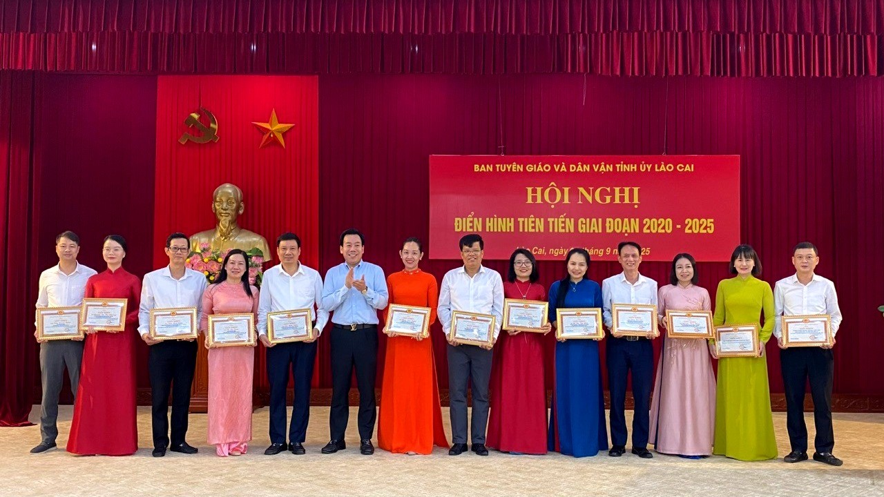 Đồng chí Dương Đức Huy - Ủy viên Ban Thường vụ, Trưởng Ban Tuyên giáo và Dân vận Tỉnh ủy tặng Giấy khen cho các tập thể, cá nhân. z6976763424514-d3984890ff7fc9d6461b7cc397bd3a35-6759.jpg