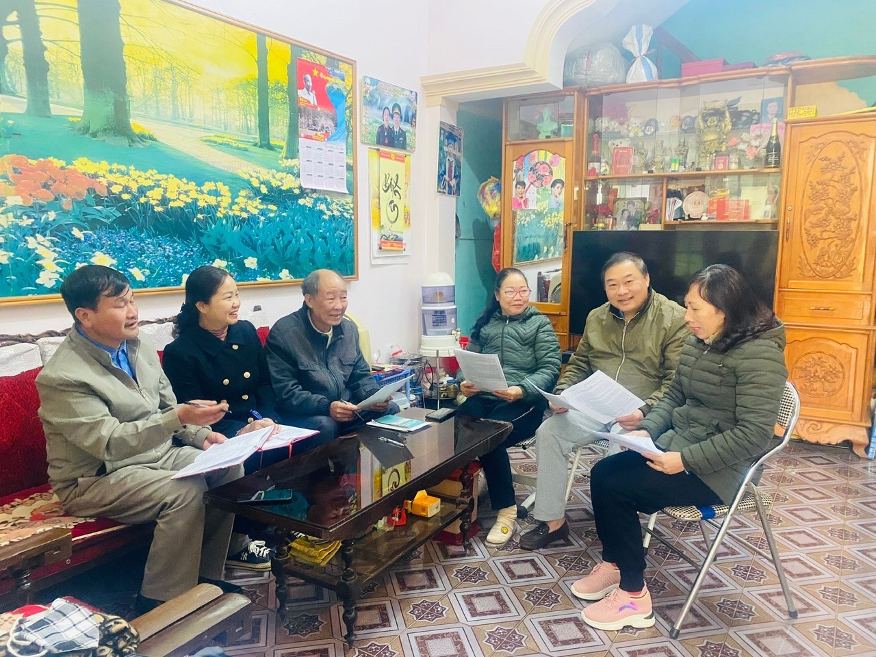 Các thành viên chi bộ thôn 1, xã Hạnh Phúc trao đổi, đóng góp ý kiến xây dựng phong trào tự quản trong nhân dân trên địa bàn. z6909520892947-84a3187b2ba5826b8e909af4f0a6f580.jpg