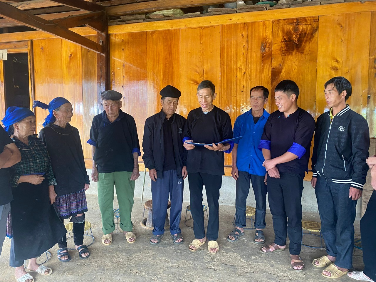 Trưởng dòng họ Khang, xã Chế Cu Nha tuyên truyền các thành viên trong dòng họ sống gương mẫu, không vi phạm pháp luật. z6909504392846-17ca24d3e5e18b54a3414ce38c42f837.jpg