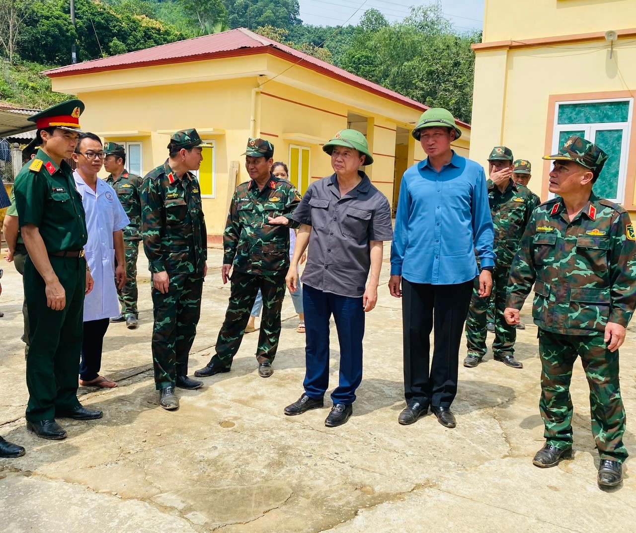 Phó Thủ tướng Chính phủ Trần Hồng Hà trao đổi một số nội dung công tác khắc phục hậu quả thiên tại tại xã Việt Hồng. z7083482492649-176730589aa59bd19be7bbdd41b1b9a8.jpg