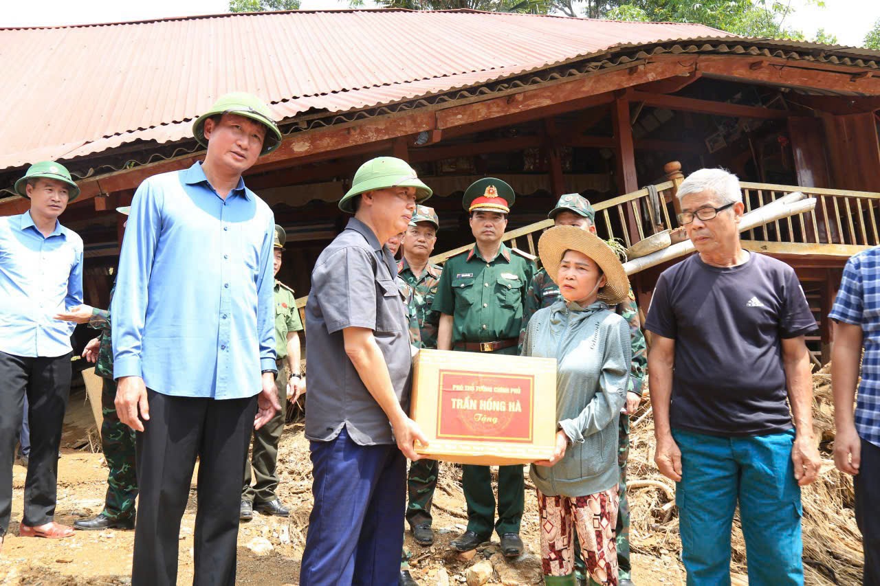 Phó Thủ tướng Trần Hồng Hà trao quà động viên, thăm hỏi các gia đình bị thiệt hại do mưa lũ. z7083414328900-36ea068087f340c98c2ea799cdd727b6.jpg