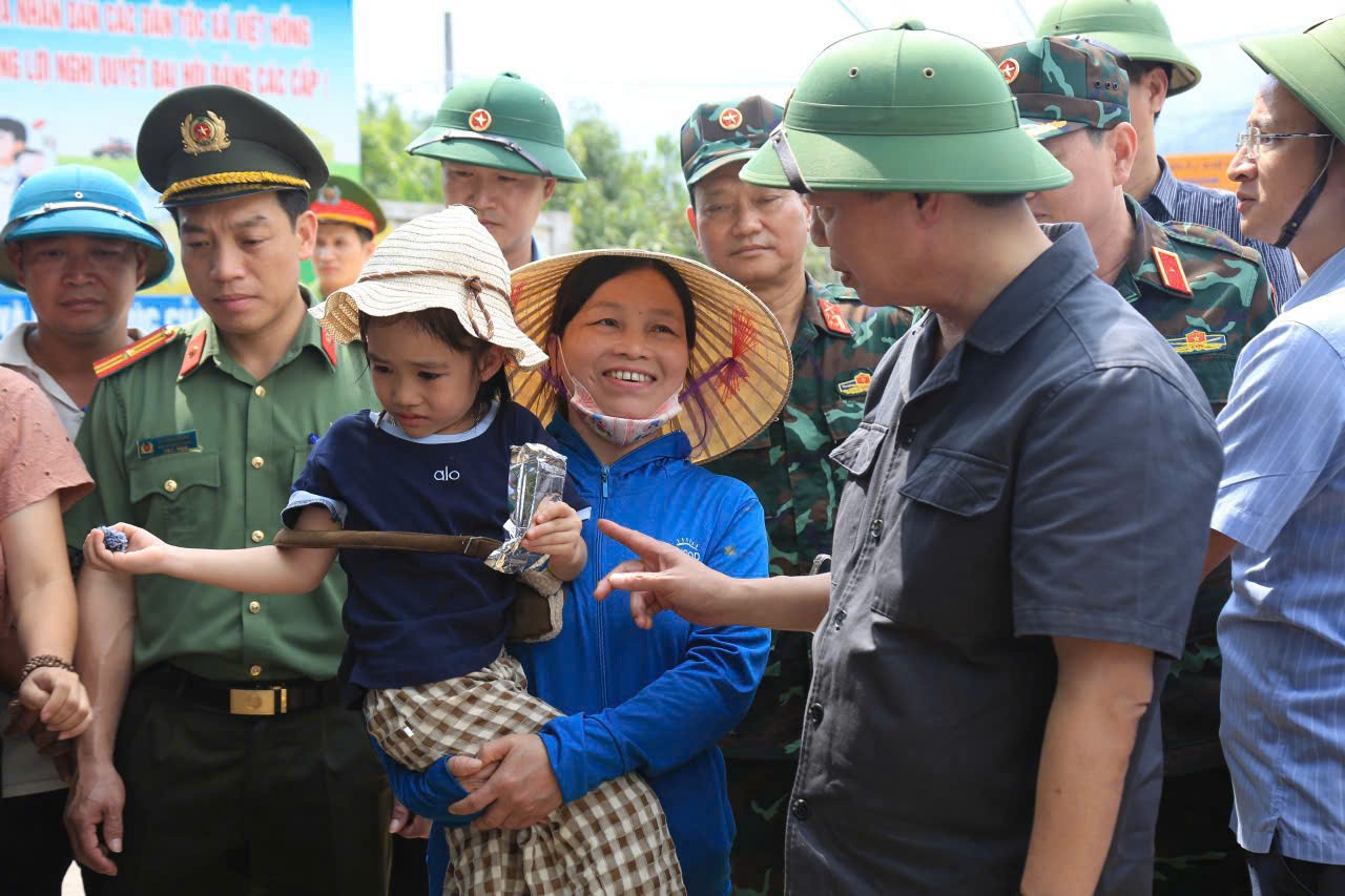 Phó Thủ tướng Chính phủ Trần Hồng Hà ân cần thăm hỏi đời sống Nhân dân. z7083414354851-31dc4b5179c008033790ffcd2b9b6c4e.jpg