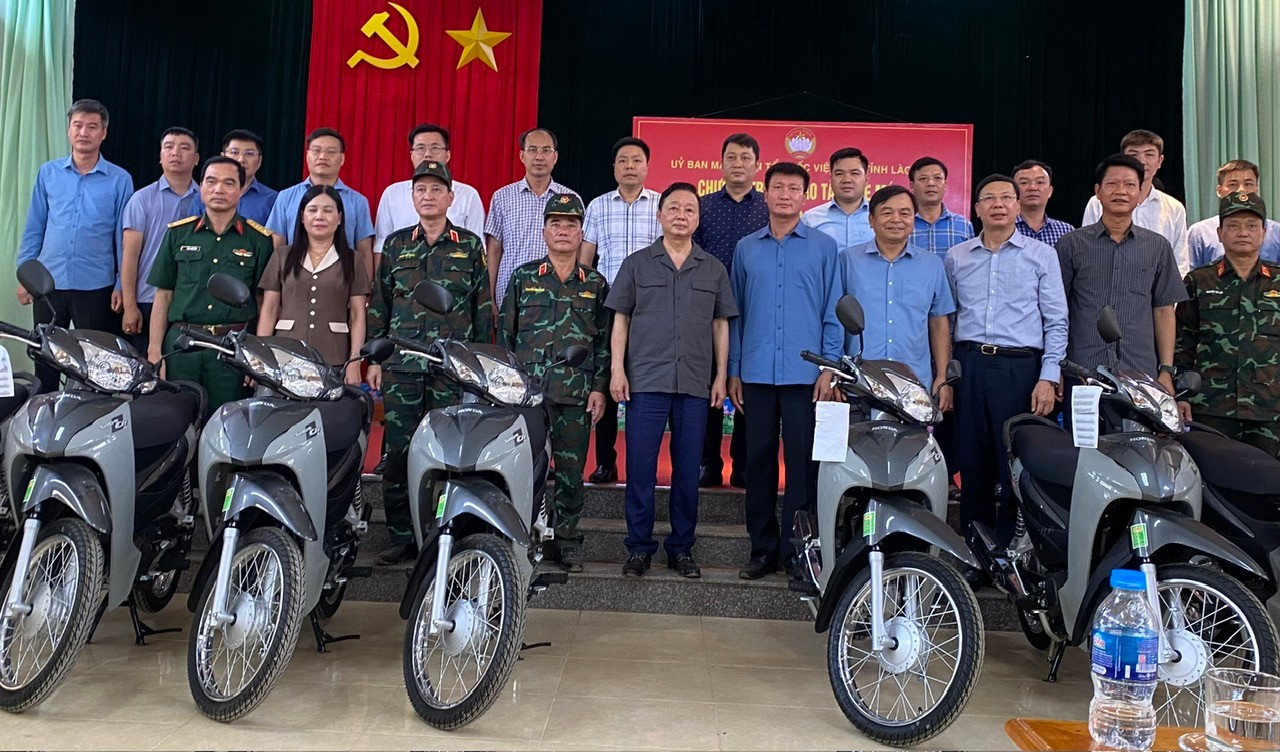 Phó Thủ tướng Chính phủ Trần Hồng Hà dự chương trình của Ủy ban Mặt trận Tổ quốc Việt Nam tỉnh trao tặng xe máy cho 13 xã của tỉnh bị thiệt hại do bão số 10 gây ra và 2 xe máy cho cán bộ y tế tại UBND xã Việt Hồng. z7083347993804-a576e584bef2b848cbf892bf9e758f86.jpg