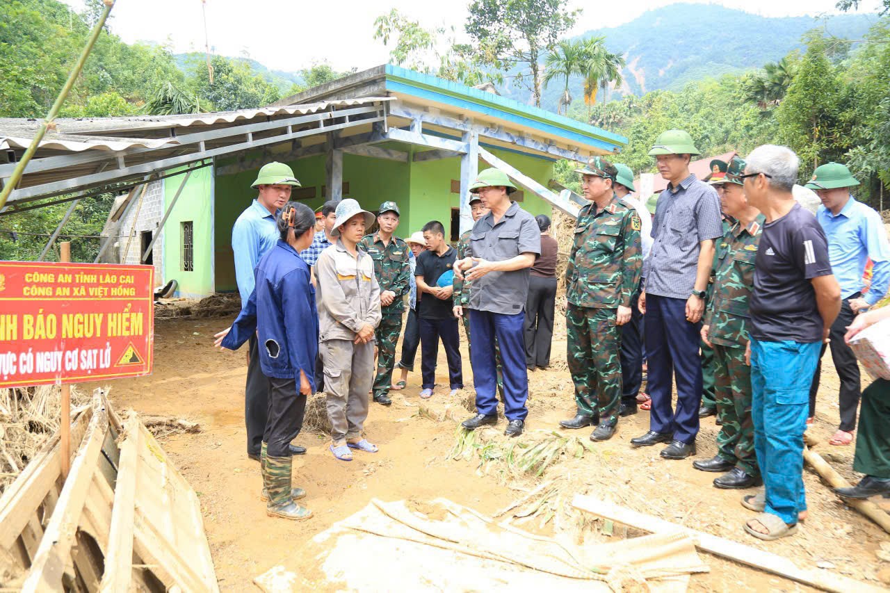 Phó Thủ tướng Chính phủ Trần Hồng Hà và đoàn công tác kiểm tra công tác khắc phục thiệt hại bão số 10 tại xã Việt Hồng. z7083415305872-ef864d504e40303f0927ce94ffcc86ed.jpg