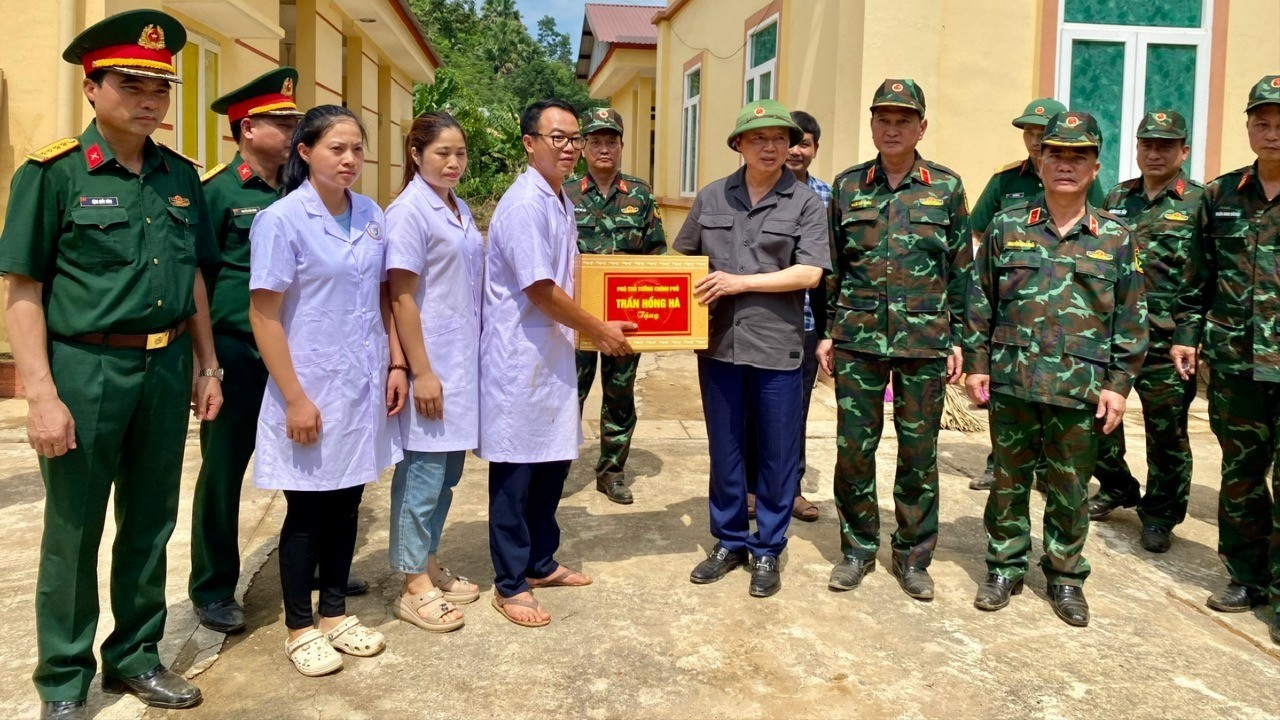 Phó Thủ tướng Chính phủ Trần Hồng Hà tặng quà Trạm Y tế xã Việt Hồng. z7083250746012-e30a30194e22c1714327f4aca3ba5d1e-9572.jpg