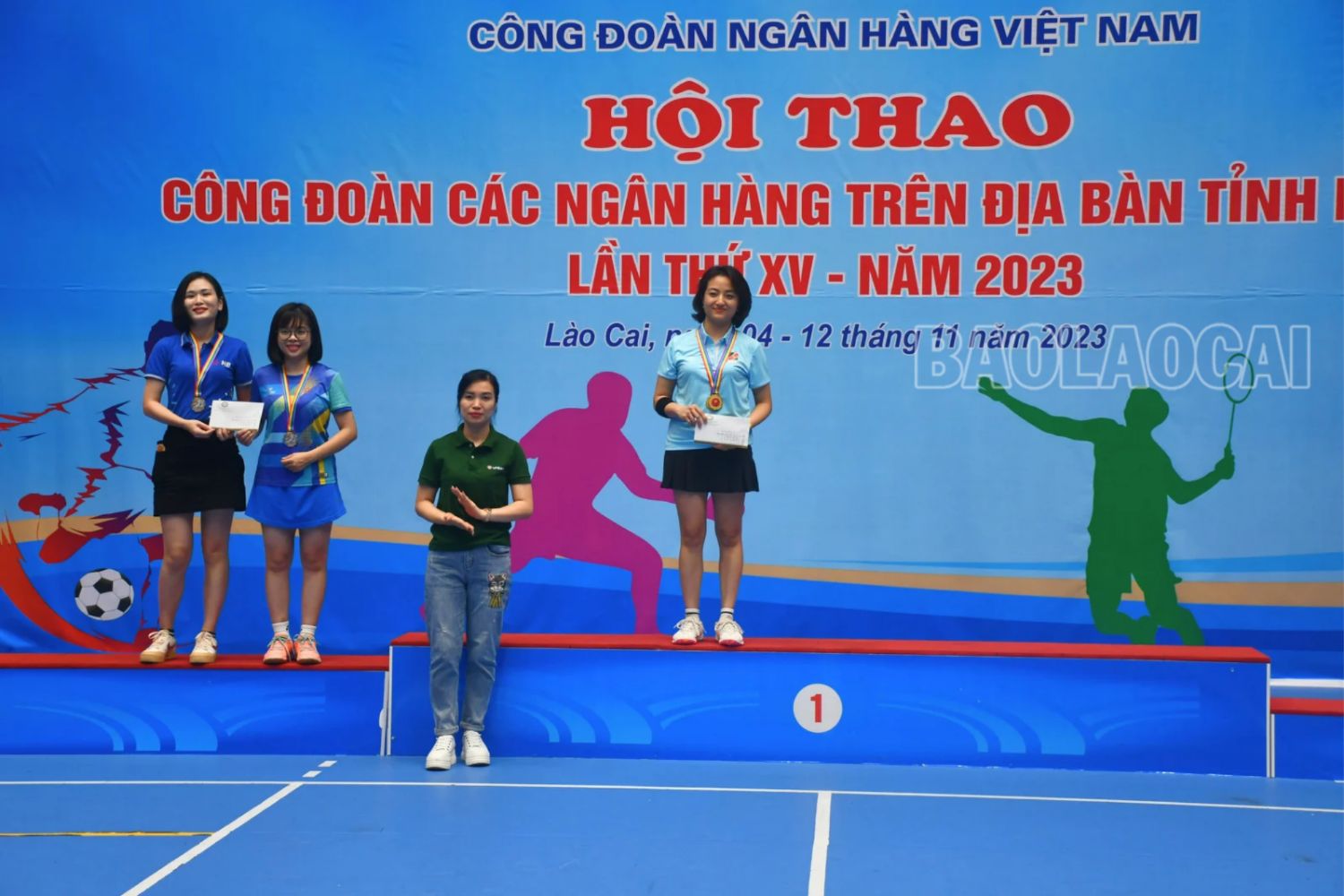 Trao giải môn cầu lông nội dung đôi nữ dưới 40 tuổi. 20231112_183600_0004.png
